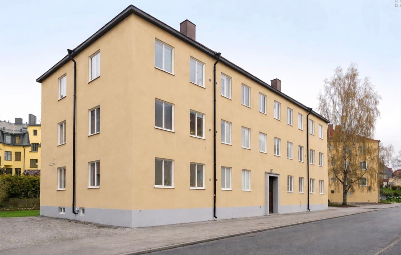 Fasad från gatan — höst