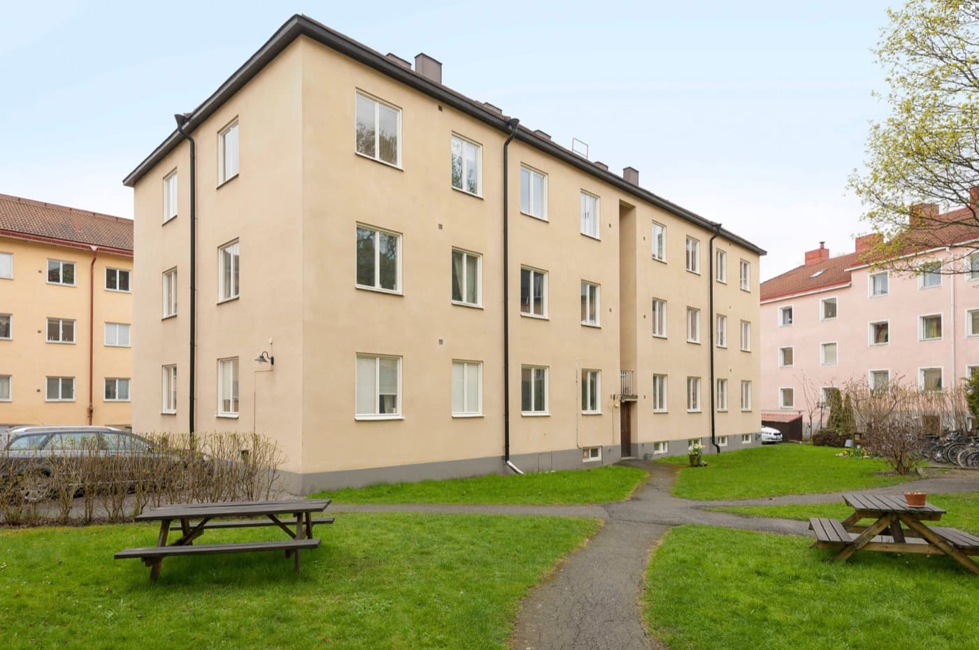 Innergården med picknicbord