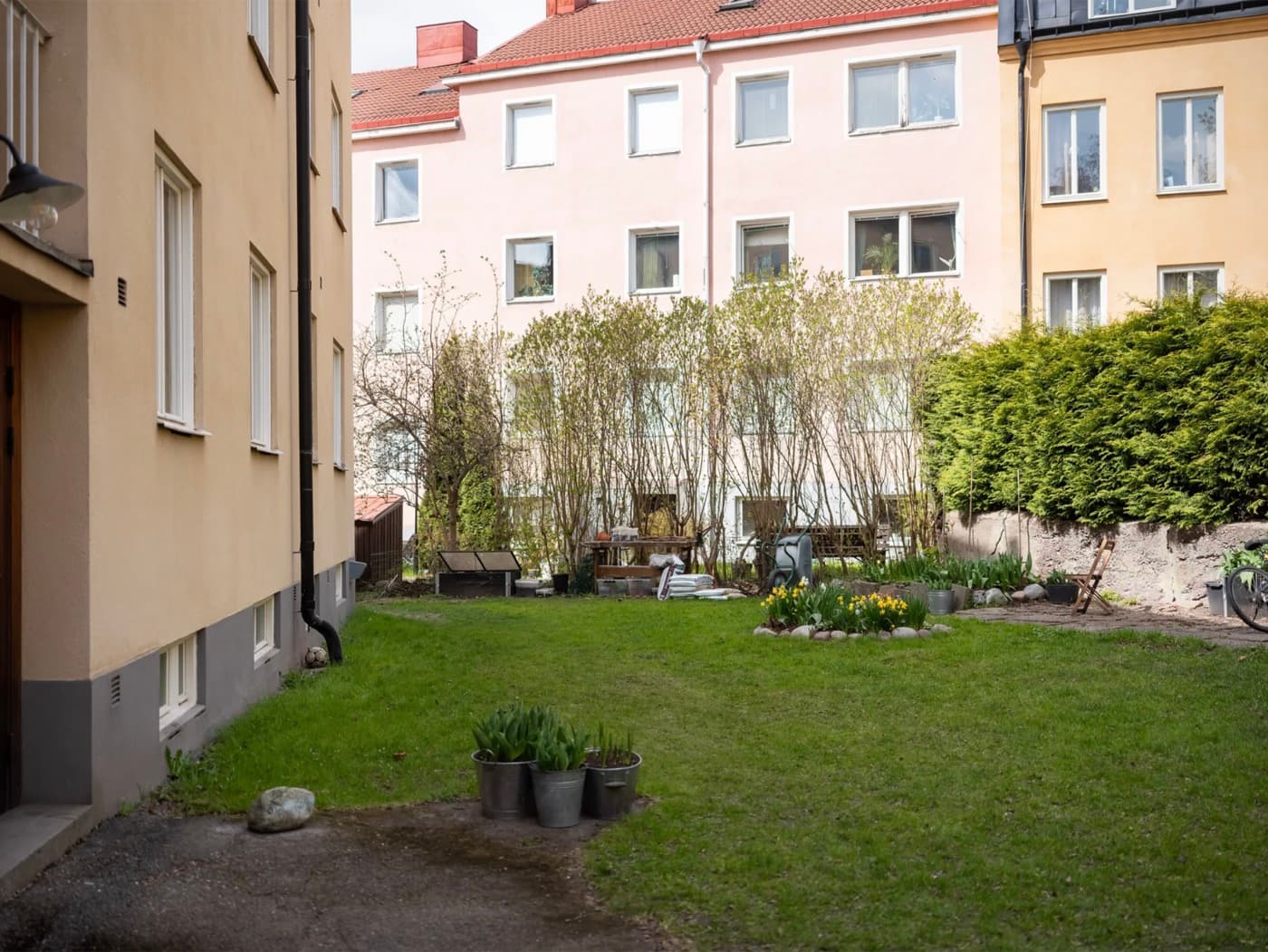 Innergården på våren med blommor